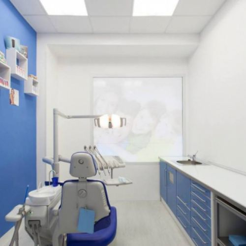Sala en la clínica dental Busto Gómez en Gijón con pared azul