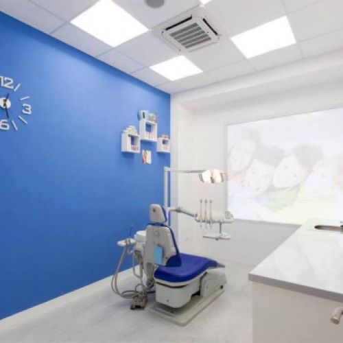 Interior de la clínica dental Busto Gómez en Gijón