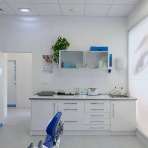 Interior de sala en la clínica dental Busto Gómez en Gijón